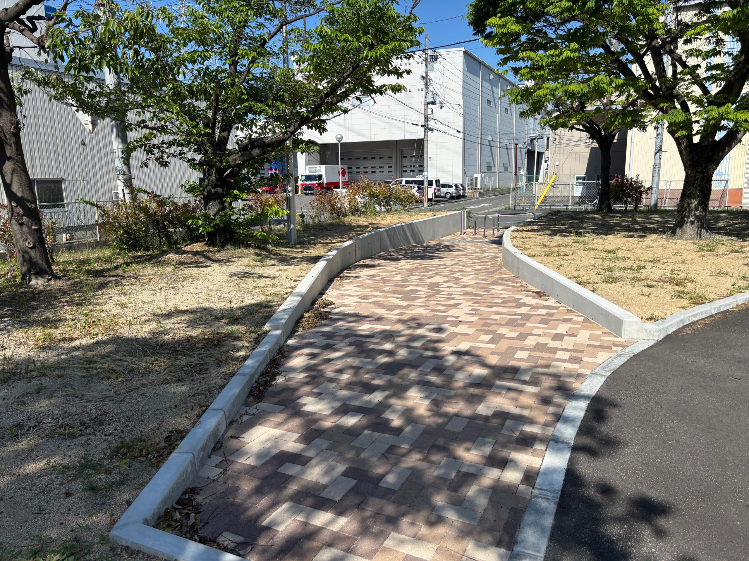 煉瓦敷きの遊歩道