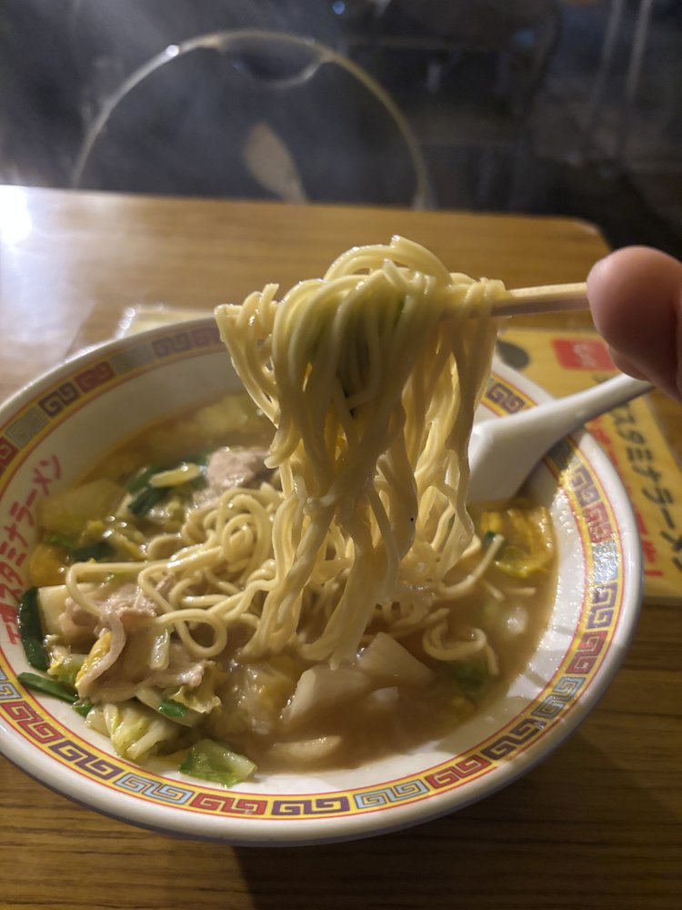 スタミナラーメンの麺を持ち上げる