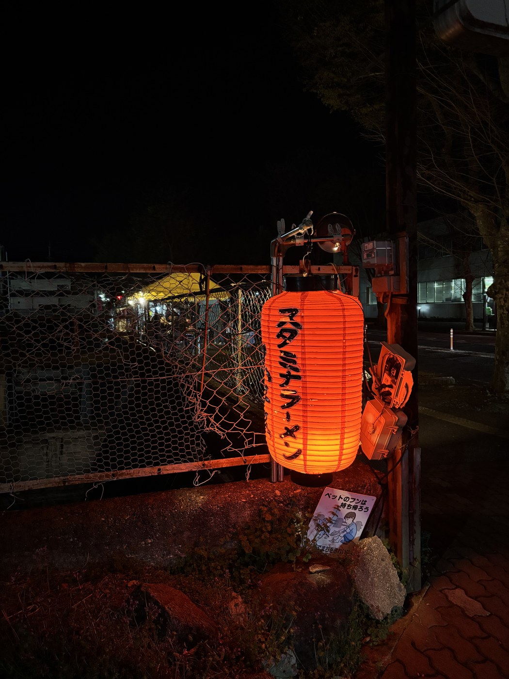 夜の提灯と屋台の雰囲気