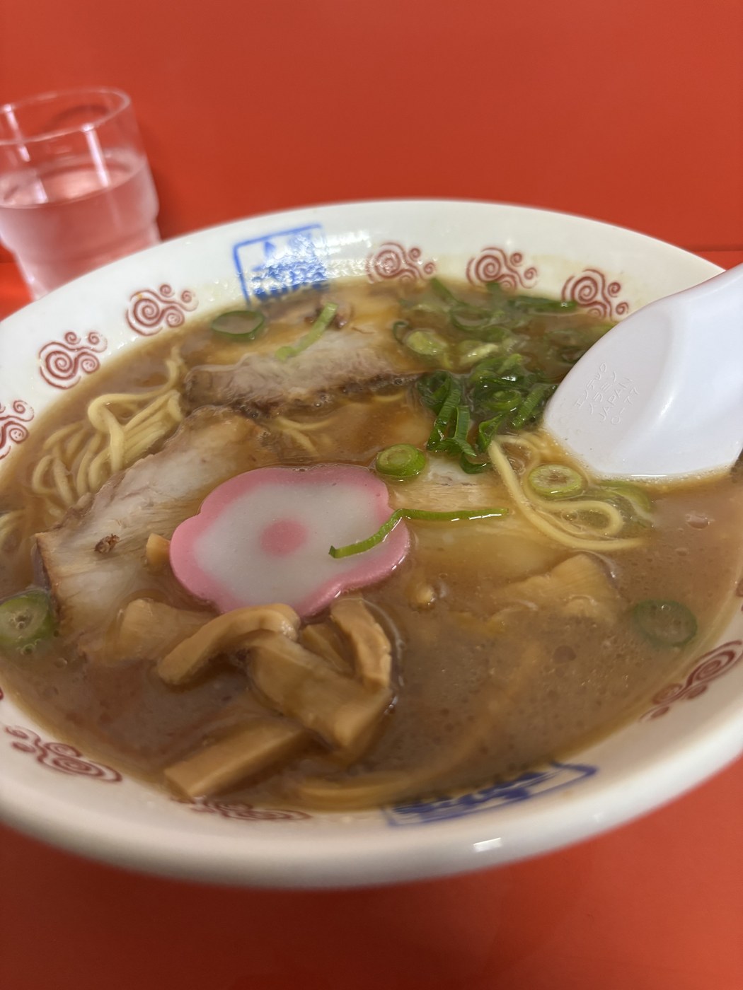 井出商店の中華そば、チャーシューとなるとのっかった一杯