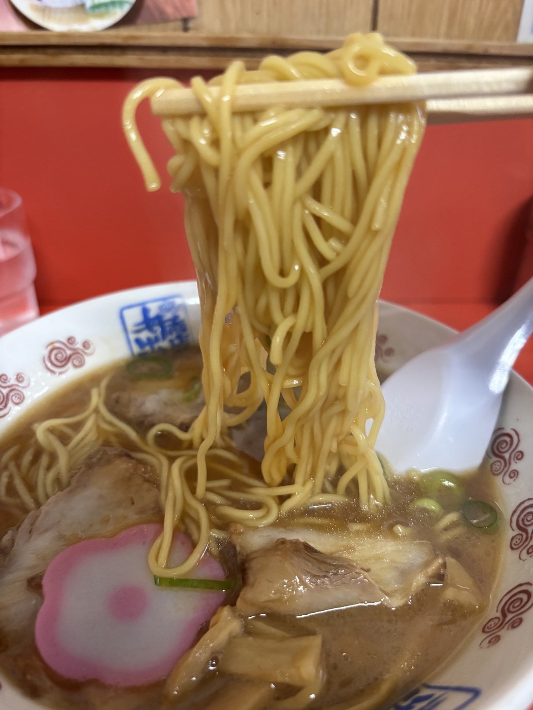 箸で持ち上げた細麺