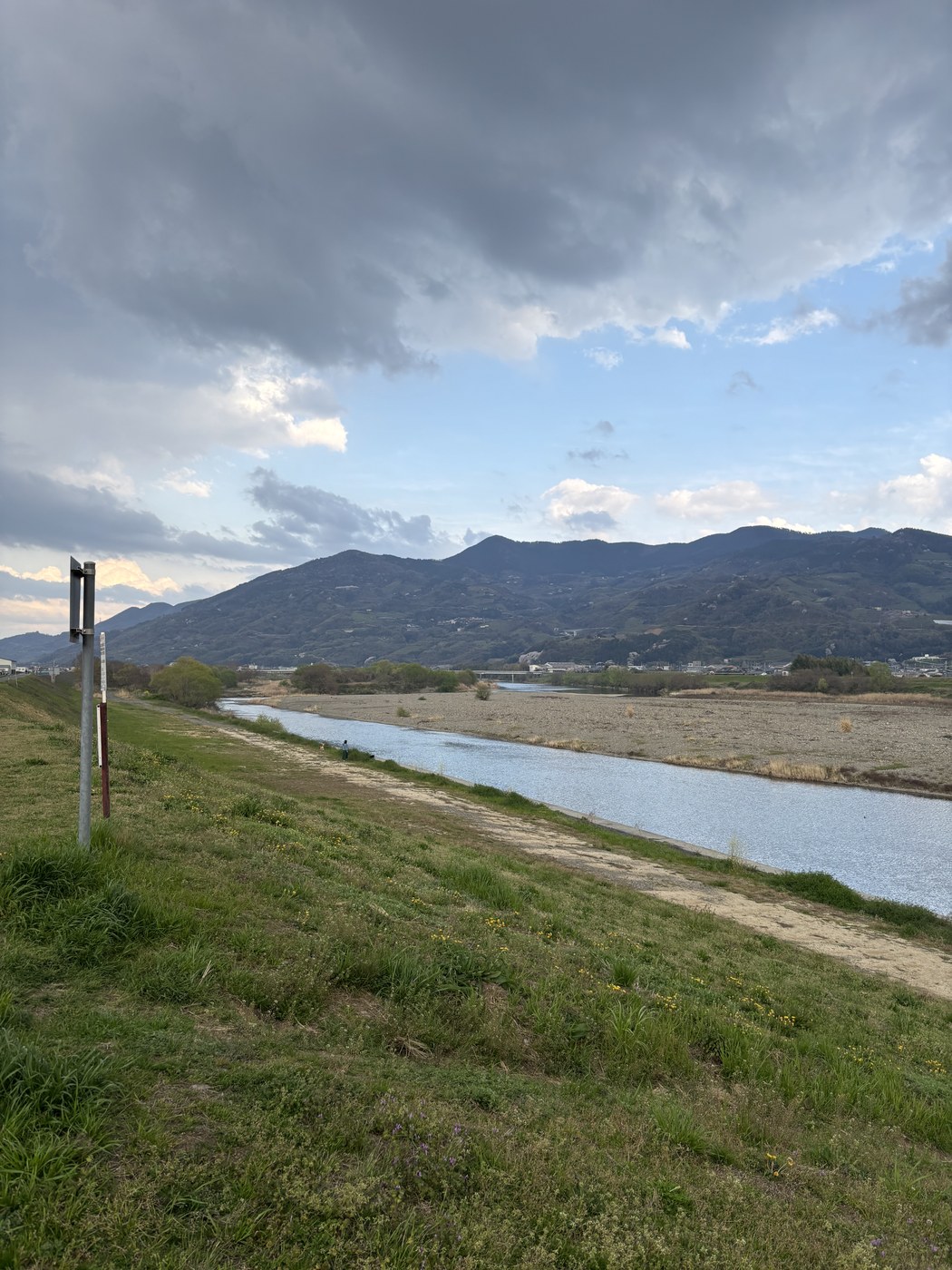 紀の川沿いの川と山の風景
