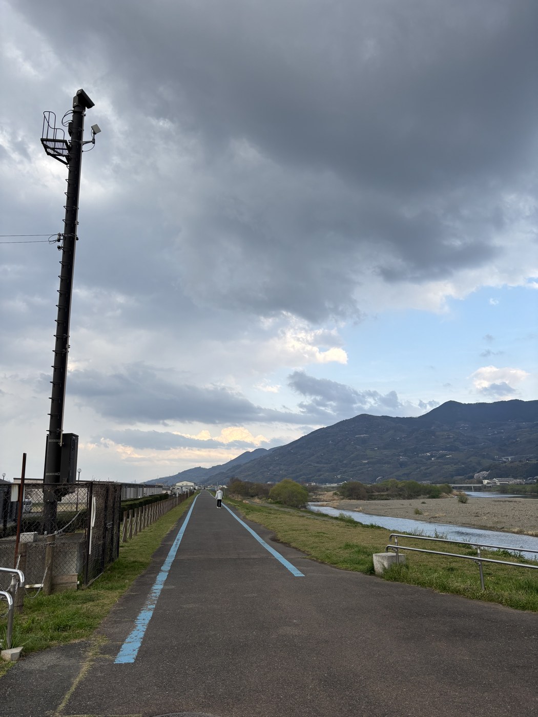 紀の川沿いのサイクリングロードと山