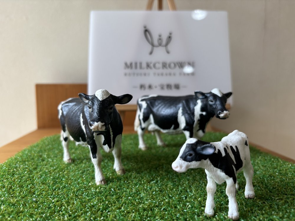 MILKCROWNの牛フィギュアとショップバッグ