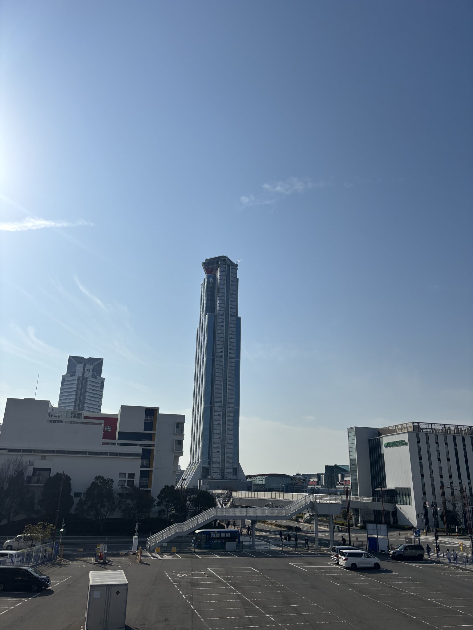 インテックス大阪の外観と青空