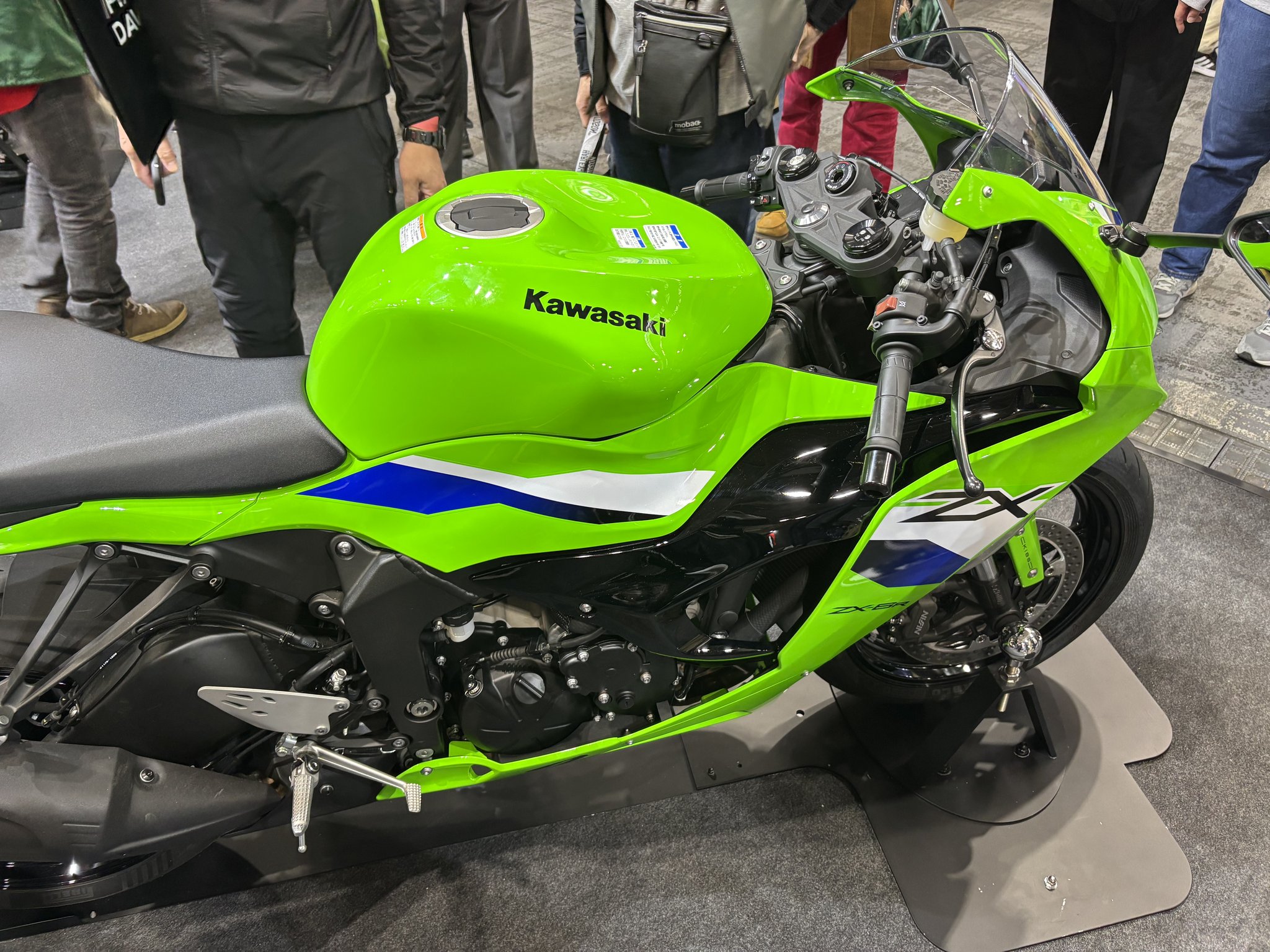 Kawasaki ZX-4R 蛍光グリーン