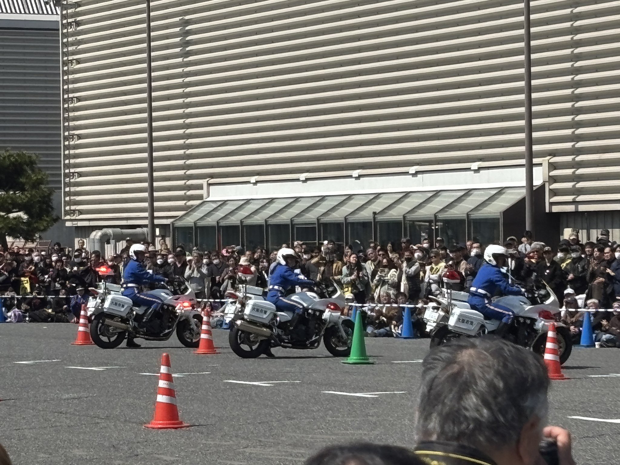 白バイ隊の演技披露