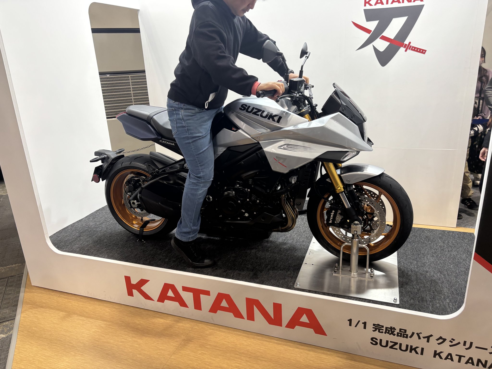 Suzuki KATANA 展示台に乗って撮影できる