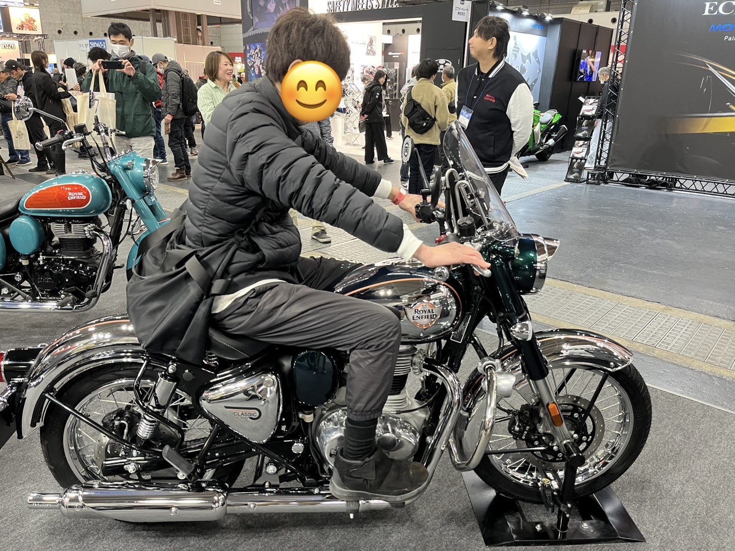 まっしーがロイヤルエンフィールドClassicに跨る