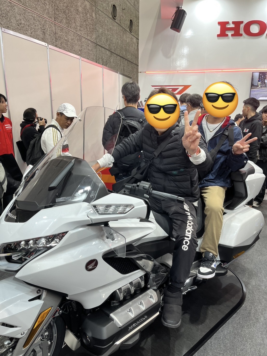 まっしーと後輩がGold Wingに跨る
