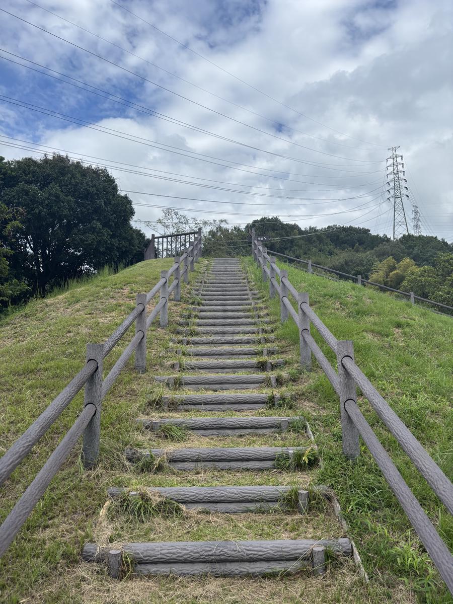 墳丘へ続く階段