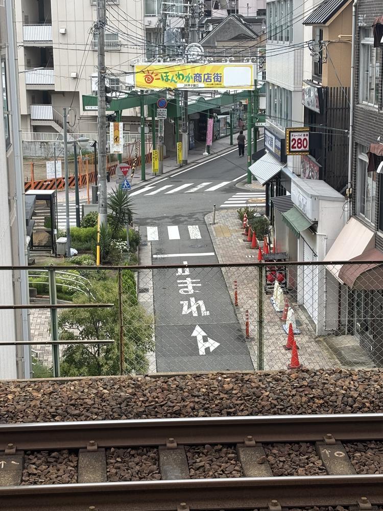 ホームから見下ろした商店街