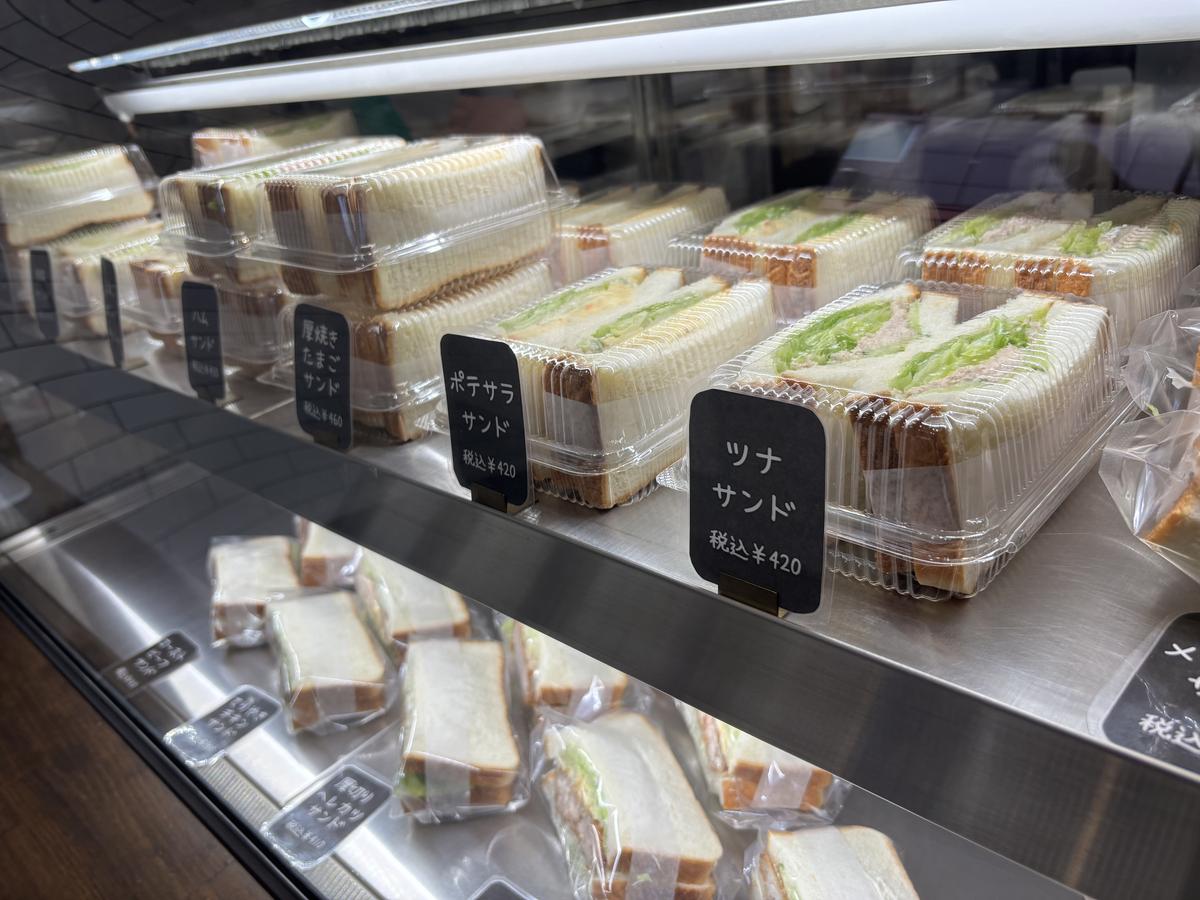 ショーケースに並ぶサンドイッチ
