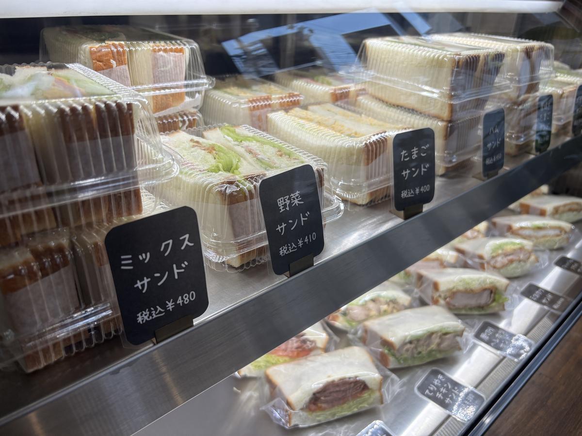 ショーケースのミックスサンドと野菜サンド