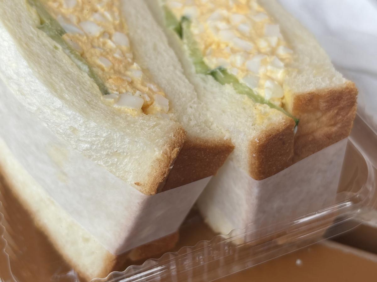 たまごサンドを横から