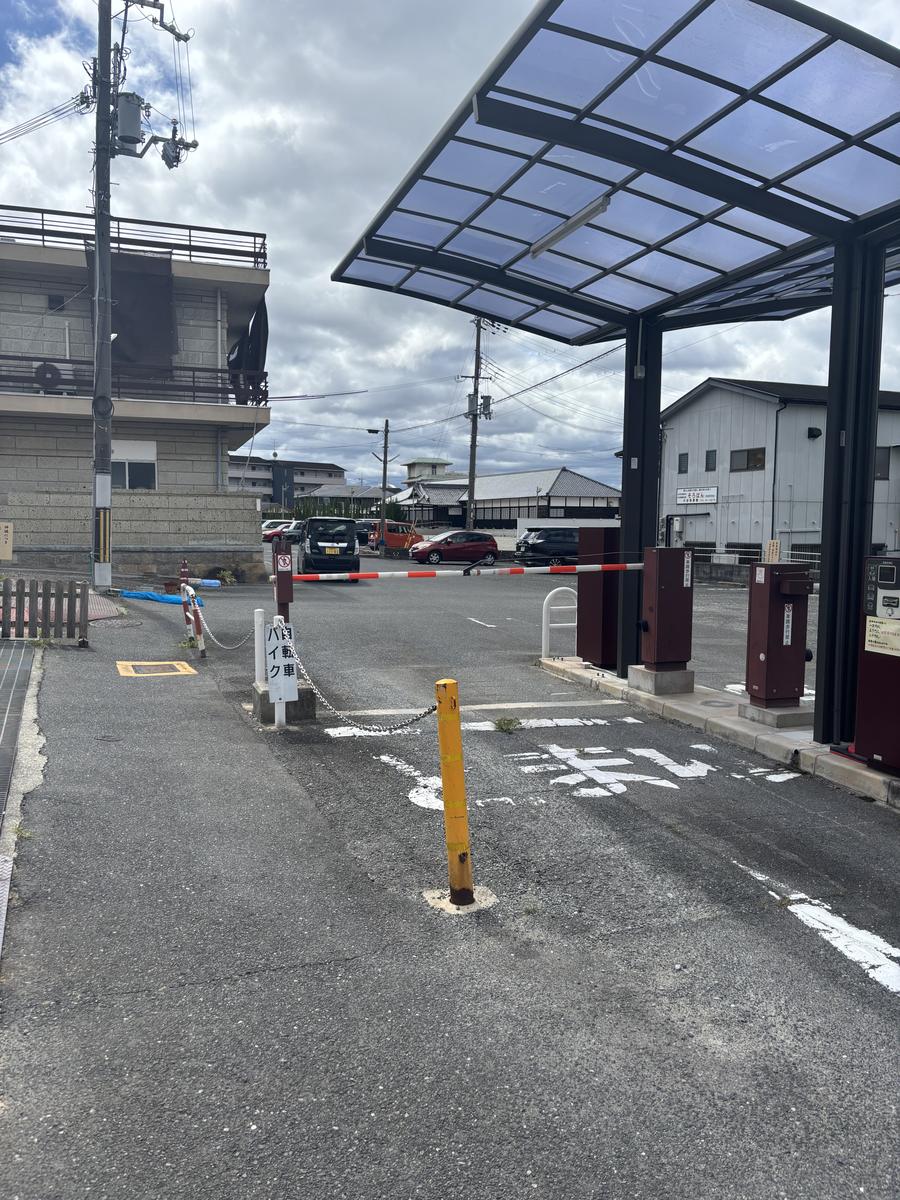 駐車場ゲート横のバイク・自転車の案内
