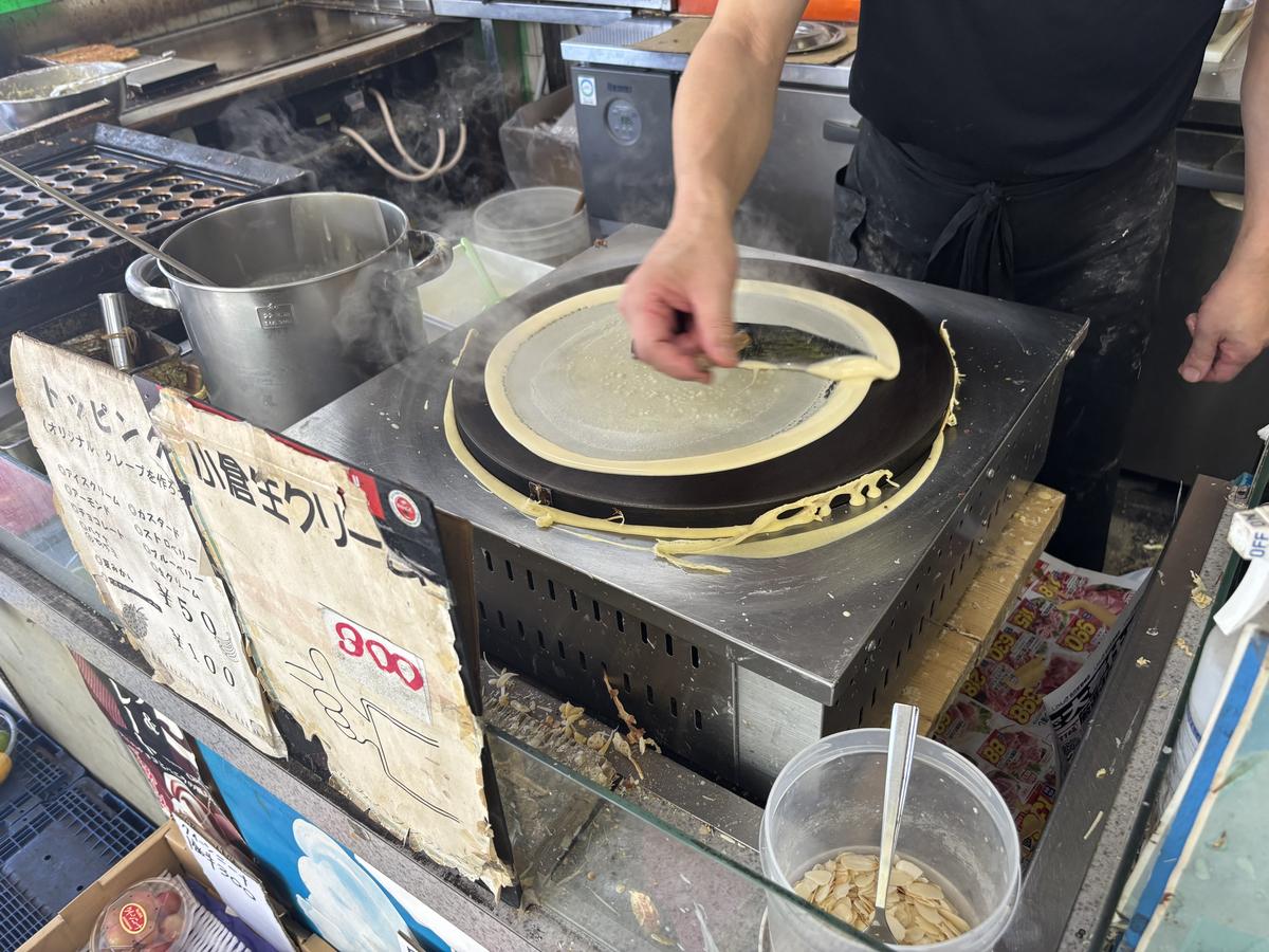 鉄板でクレープの生地を焼くところ
