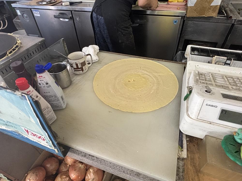 焼き上がったクレープの生地