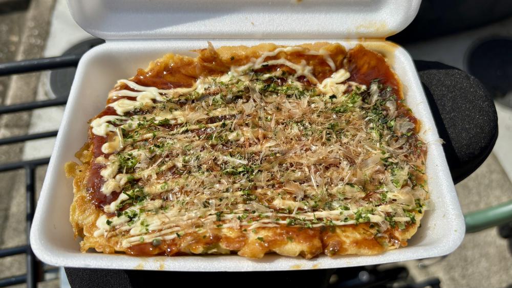 パックを開けたお好み焼き