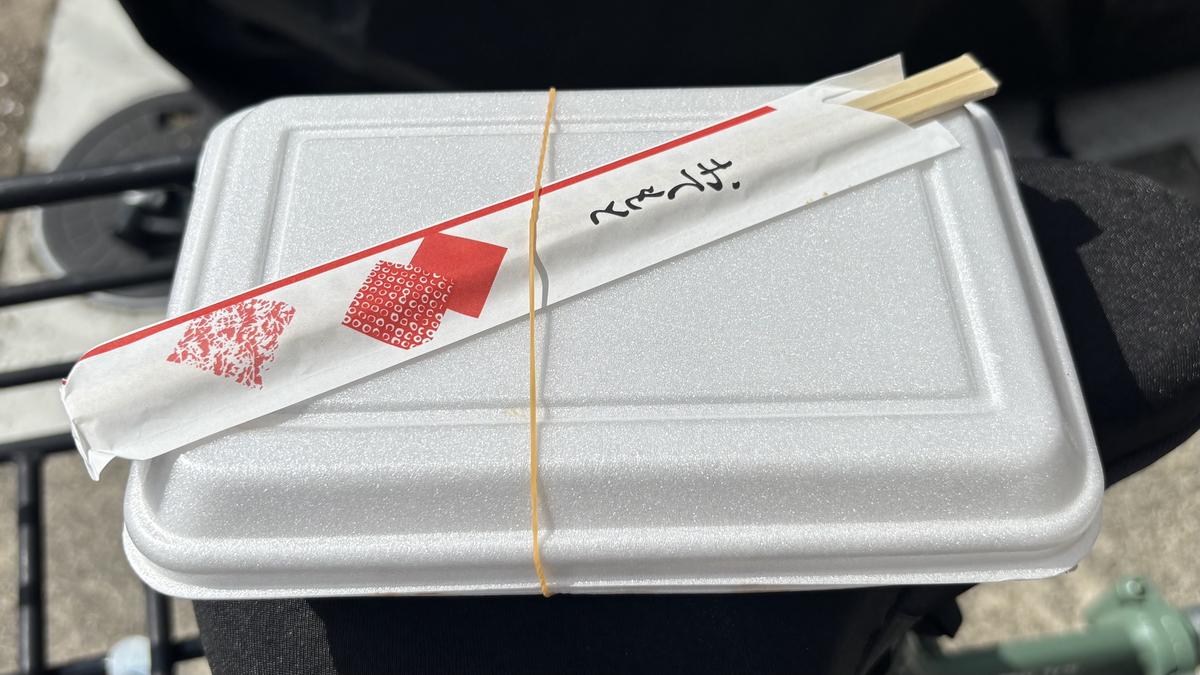 輪ゴムで留めたお好み焼きのパック