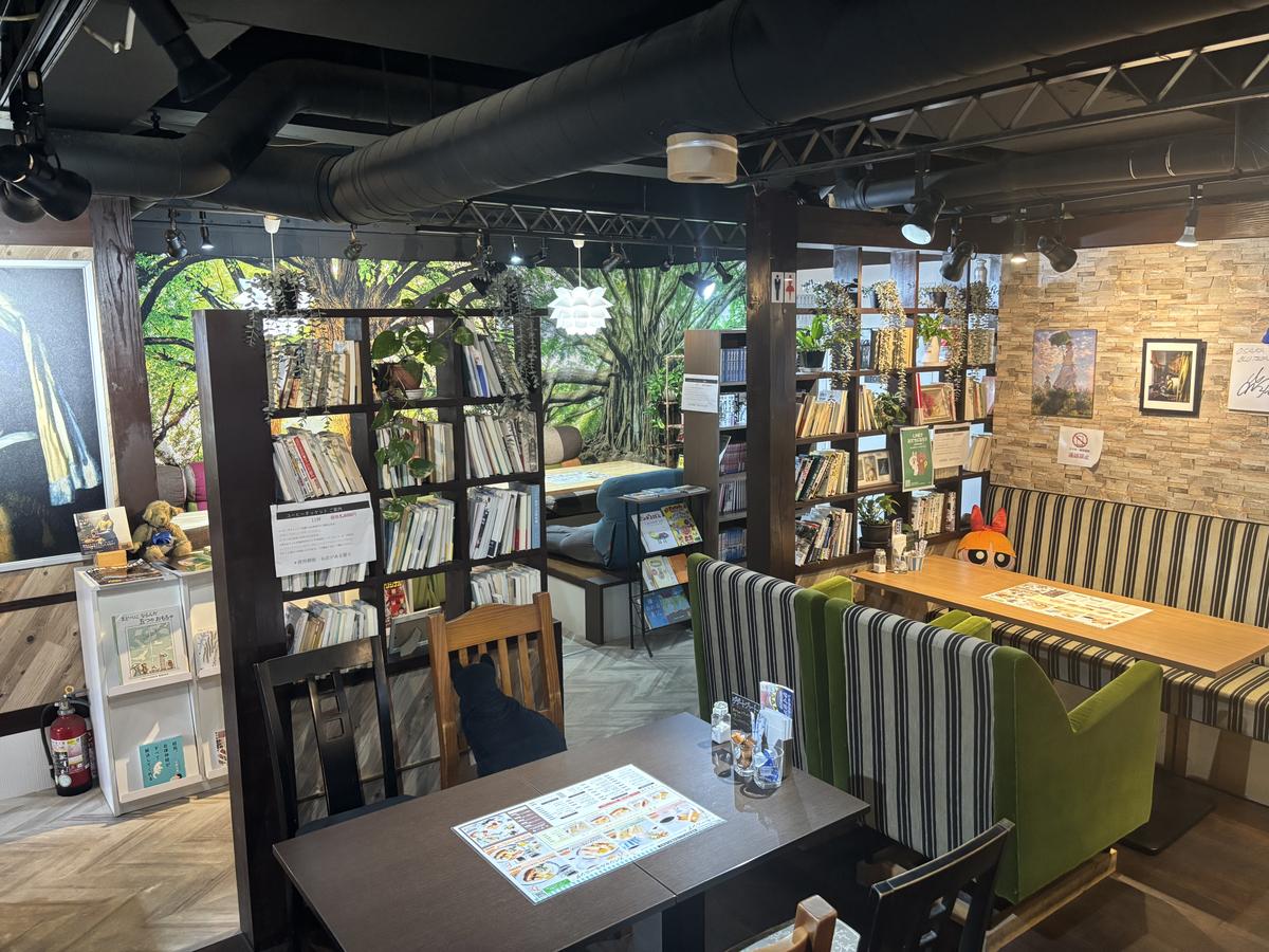 本棚で仕切られた店内