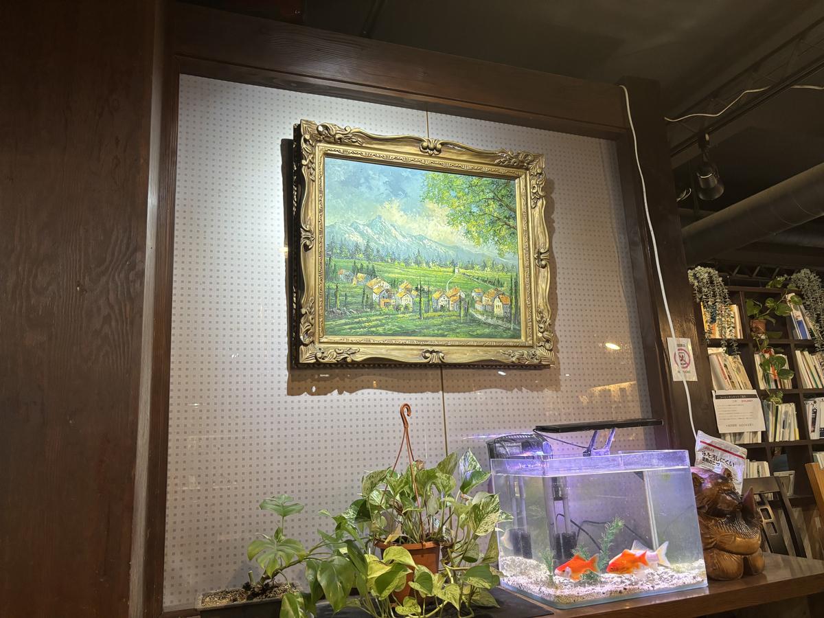 絵画と金魚の水槽