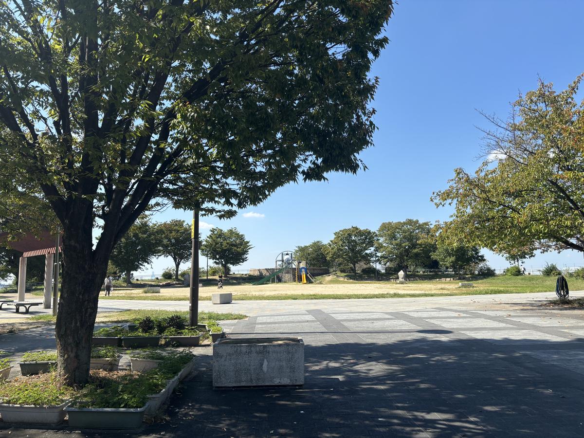 東石切公園の広場