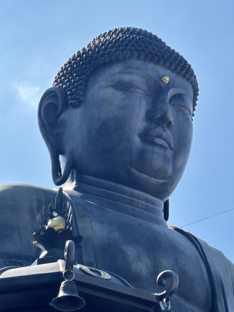 石切大仏の顔のアップ