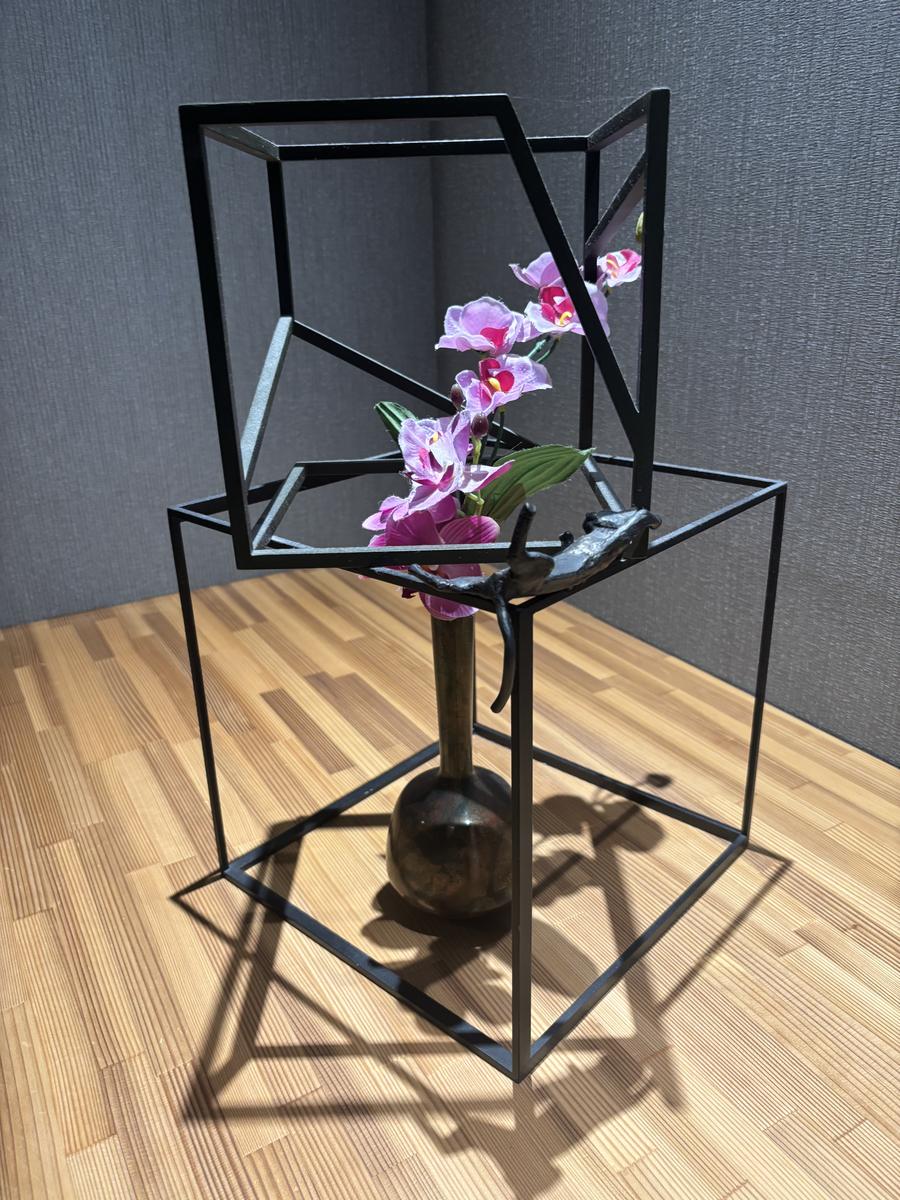 フレームに生けられた花