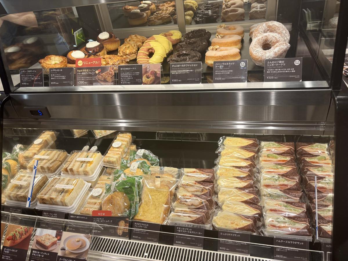 サンドイッチとケーキのショーケース